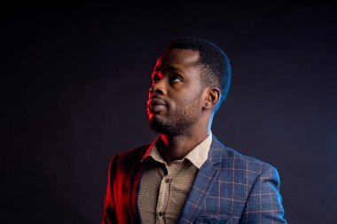 Siyah arka planda havalı Afro-Amerikan adam