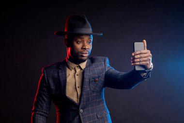 Siyah arka planda havalı Afro-Amerikan adam