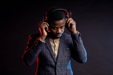 Siyah arka planda havalı Afro-Amerikan adam