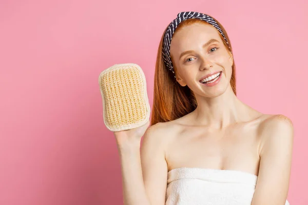 Image de belle rousse femme avec éponge corporelle — Photo