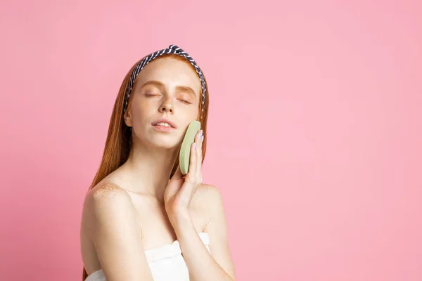 Imagem de mulher ruiva bonita com esponja corporal — Fotografia de Stock