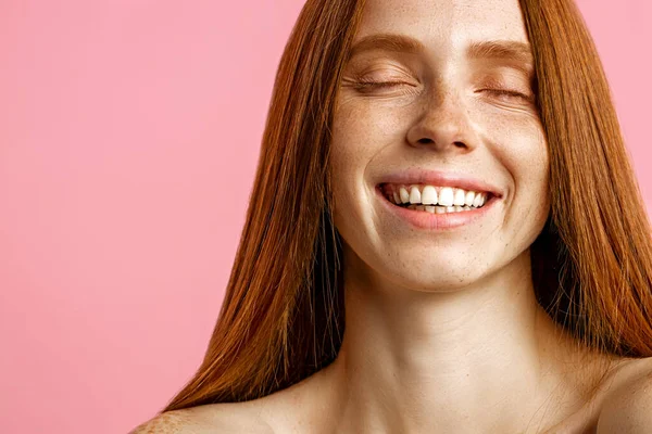 Hermosa mujer spa con piel pecosa fresca perfecta — Foto de Stock