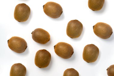 kivi meyvesi beyaz üzerine izole