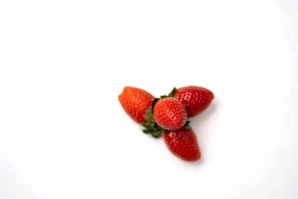 Красная и свежая клубника изолирована на белом — стоковое фото