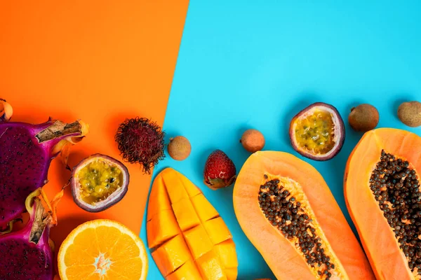 Frutas exóticas em fundo colorido — Fotografia de Stock
