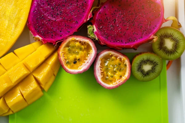 Frutos exóticos na mesa branca — Fotografia de Stock