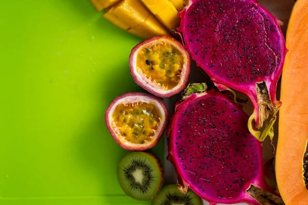 Frutas exóticas em fundo colorido — Fotografia de Stock