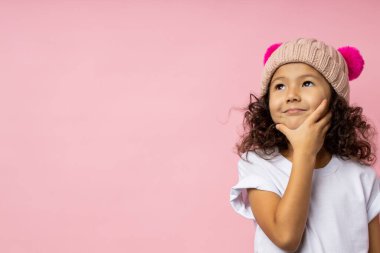 Güzel kıvırcık bir kızın portresi.