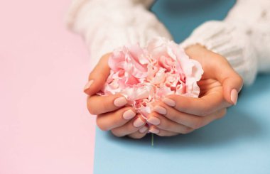 Manikürlü güzel kadın tırnakları