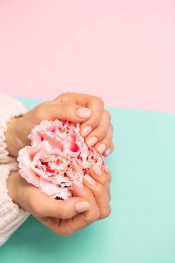 Güzel kadınların elleri arka planda