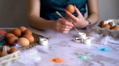 Masanın paskalya yumurtaları. tatil süslemeleri, Paskalya konsepti.