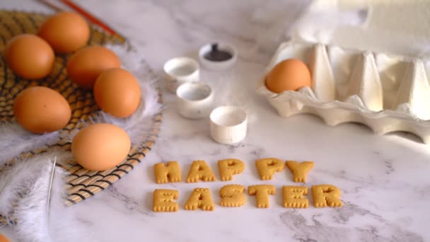 Easter eggs of table. holiday decorations, Easter concept background. — Stock Video