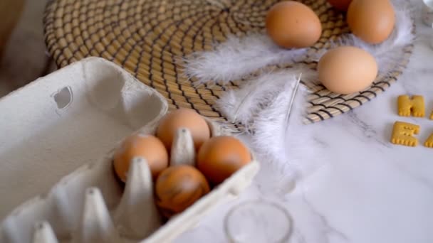 Huevos de Pascua de mesa. decoraciones navideñas, fondo concepto de Pascua . — Vídeos de Stock