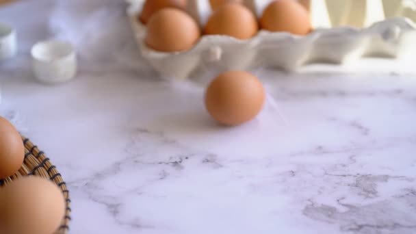 Huevos de Pascua de mesa. decoraciones navideñas, fondo concepto de Pascua . — Vídeo de stock