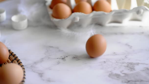 Huevos de Pascua de mesa. decoraciones navideñas, fondo concepto de Pascua . — Vídeo de stock