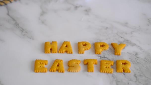 Velikonoční vajíčka od stolu. dovolená dekorace, Velikonoční koncept pozadí. — Stock video