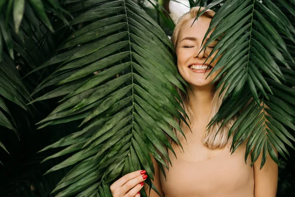 热带植物背景的泳衣女子 — 图库照片