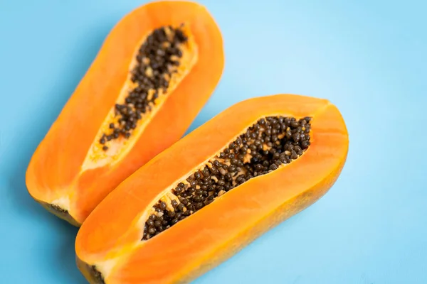 Frutto Papaya Maturo Tagliato Metà Isolato Sfondo Azzurro Vista Dall — Foto Stock