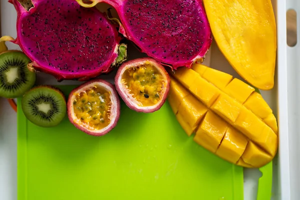 Fechar Frutas Exóticas Tropicais Fatiadas Mesa Branca Vista Superior Café — Fotografia de Stock