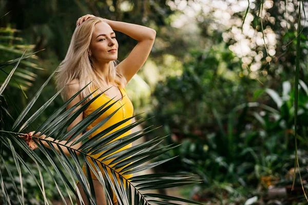 热带植物背景的泳衣女子 — 图库照片