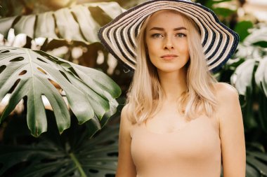 Güneş şapkalı sarışın kadın.