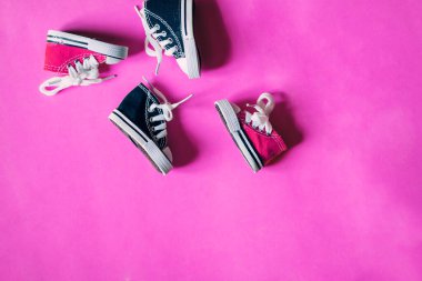 Renk arkaplanında izole edilmiş minyatür spor ayakkabıları