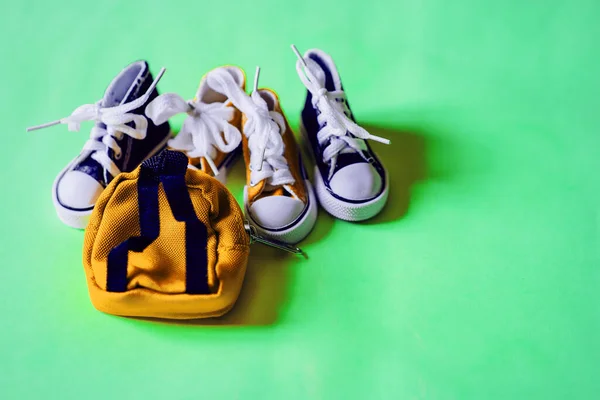 Turnschuhe und Rucksack isoliert auf farbigem Hintergrund — Stockfoto