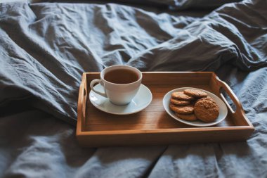 - Günaydın. Yatakta kahvaltı.