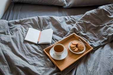 - Günaydın. Yatakta kahvaltı.