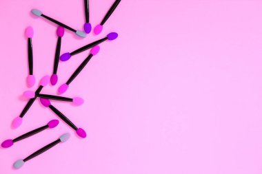 Renkli arka planda profesyonel makyaj fırçası