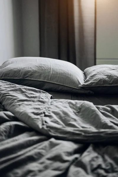 Draps et oreillers bleus après les nuits de sommeil . — Photo