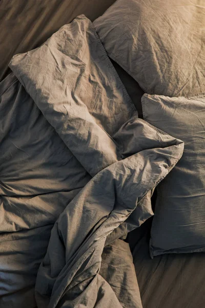 Draps et oreillers bleus après les nuits de sommeil . — Photo