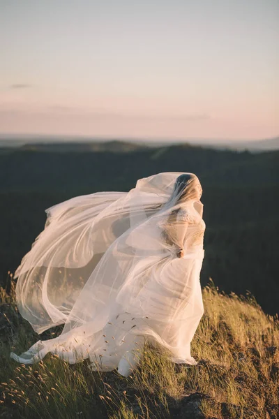 Portrait Une Belle Jeune Mariée Brune Robe Blanche Avec Long — Photo