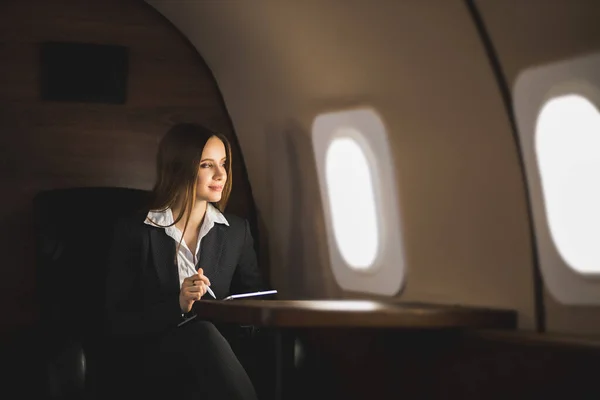 Feliz Morena Joven Mujer Negocios Caucásica Sosteniendo Tableta Sentado Asiento — Foto de Stock