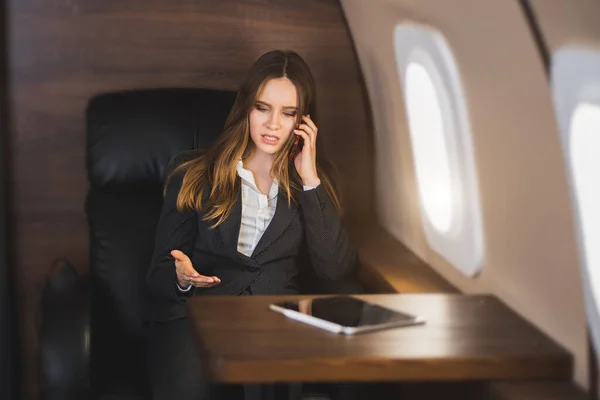 Atractivo Nervioso Joven Mujer Negocios Caucásica Está Hablando Por Teléfono — Foto de Stock