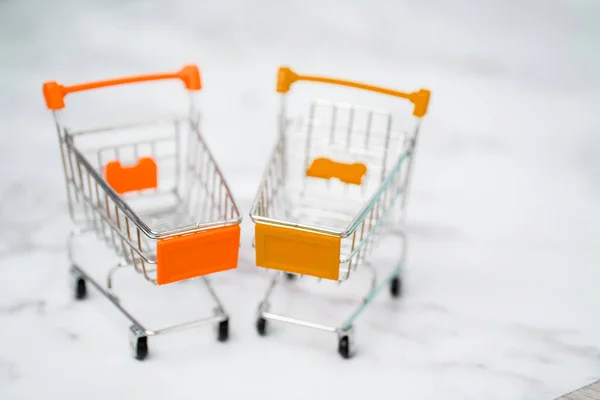 Två Tomma Rostfritt Stål Liten Miniatyr Leksak Shoppingvagn Marmor Bord — Stockfoto