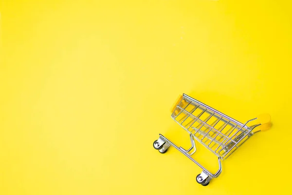 テキストやデザインのためのコピースペースと黄色の背景に隔離された空のショッピングカート トップビュー ショッピングトロリーのフラットレイアウト スーパーマーケット ショッピング 販売コンセプト — ストック写真