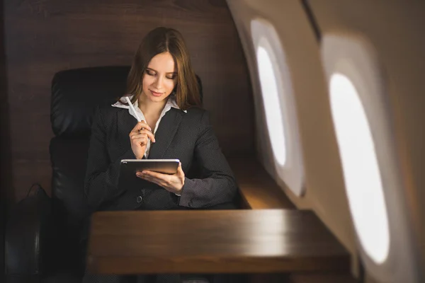 Attraktive Kaukasische Geschäftsfrau Sitzt Einem Bequemen Sitz Flugzeug Hält Ein — Stockfoto