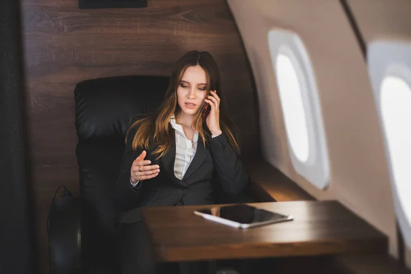 Atractivo Nervioso Joven Mujer Negocios Caucásica Está Hablando Por Teléfono — Foto de Stock