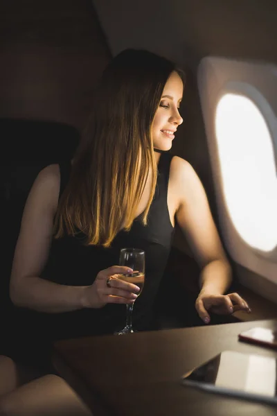 Primer Plano Chica Caucásica Encantadora Con Pelo Largo Vestido Negro — Foto de Stock