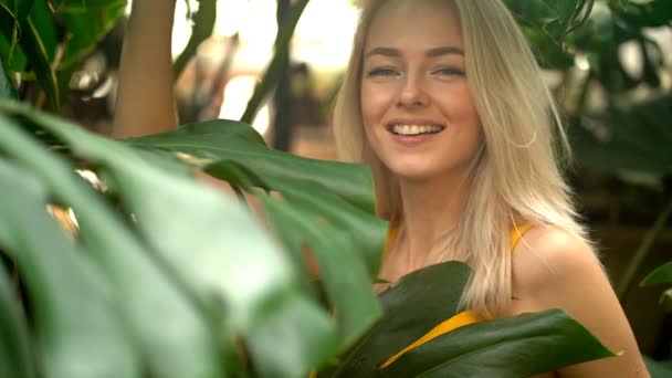 Mulher de maiô em plantas tropicais fundo — Vídeo de Stock