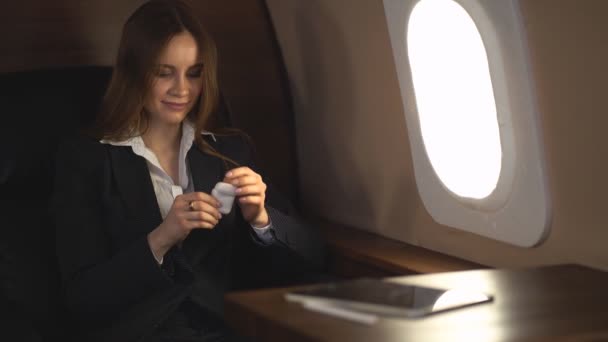 Приваблива жінка в приватному літаку — стокове відео