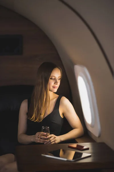 Femme attrayante en jet privé — Photo