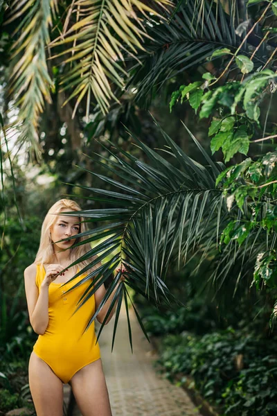 熱帯植物を背景に水着の女性 — ストック写真