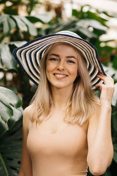 Mujer rubia en sombrero de sol —  Fotos de Stock