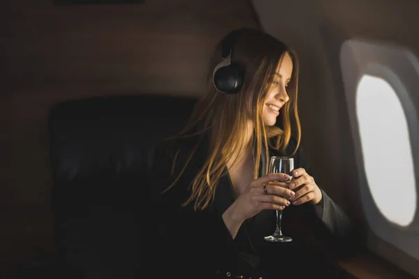 Femme attrayante en jet privé — Photo