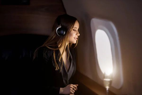 Özel jette çekici bir kadın.
