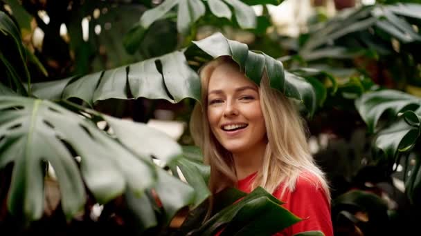 Blonde Frau im tropischen Wald — Stockvideo