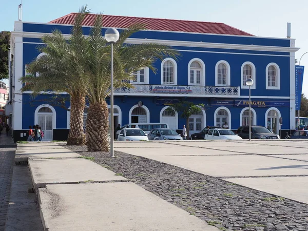 Bâtiment bleu foncé avec fenêtres blanches et palmiers sur la place africaine Mindelo à l'île de Sao Vicente au Cap Vert — Photo