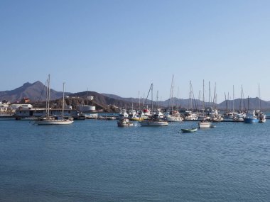 Cape Verde 'deki Sao Vicente Adası' ndaki Afrika Mindelo şehrindeki yat ve teknelere bakın.